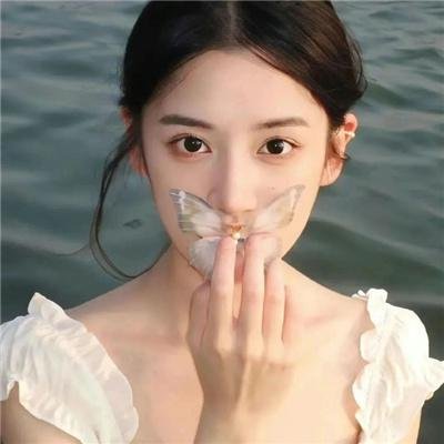 义胆红唇 海报